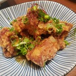 おむすび 俵 - 鳥の唐揚げネギだれ掛け（780円）