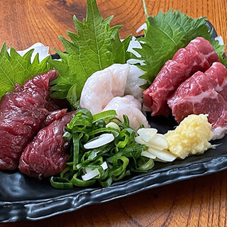熊本直送馬刺しは赤身・たてがみ・ふたえごの3種を天草醤油で