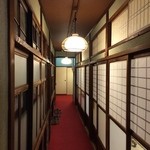 Hon Sekiguchi - 趣ある通路を通って部屋へ。