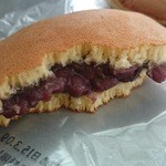 どら焼き断面　柔らかい餡がこぼれ出そう