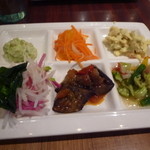 パパゲーノ 千種千代田橋 - 左上からバジルポテト、人参みかんマリネ、カレーサラダ、大根サラダ、茄子カポナータ、香味野菜マリネ