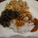 パパゲーノ 千種千代田橋 - 左からイカスミ、ガーリックピラフ、カレー