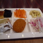 パパゲーノ - 左上からプリン、珈琲ゼリー、人参みかんマリネ、カレーサラダ、シフォンケーキ、カレーコロッケ、大根サラダ