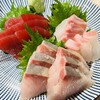 日本酒バル 萬亮 - お通し（お刺身盛り合わせ）