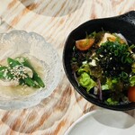 日本酒バル 萬亮 - お通し（お浸し・豆腐サラダ）