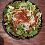 炉端とおでん 呼炉凪来 - やみつきパクチーサラダ