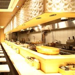 Yakiago Shio Ramen Takahashi Shinjuku Hon Ten - 落ち着いた雰囲気の白木のカウンター