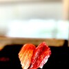 紀文寿司 - いきなりマグロ。 本マグロ。 赤身はちょっと血っぽい香りでマグロ感強し。 中トロは見た目の筋っぽさはなく、ライトな脂感。 それでも、キリッとしたシャリのおかげでなかなか旨い。