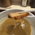 長男、もんたいちお - 育てた。麺ついていてごめん。良い焦げ具合。お隣の前客さんはチャーシューおみやで買ってた。