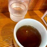 どん平 - 【ドリンク】冷たい水(無料)は持ってきてくる。温かいお茶(無料)はセルフ