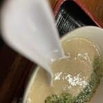 どん平 - 【「浅草むぎとろ」の麦とろ】先代の親族が「浅草むぎとろ」に嫁いでいた縁があり、本格的な出汁の効いたとろろを提供