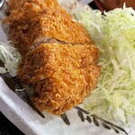 どん平 - 【半とんかつ】煮込んだ豚バラ肉を揚げ「サク・とろ」の独特な食感
