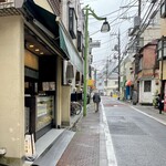 どん平 - 【小鉢の豆腐】数軒先にある豆腐屋さんから仕入れた木綿豆腐。すりおろした玉ねぎ、生姜をお豆腐と一緒に混ぜ合わせおぼろ状にしたものに青のりがひとふり。