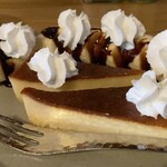 cocolono蔵cafe - 料理写真:バスクチーズケーキ:しっかりと焼き色が付いた香ばしい表面と、しっとりとなめらかな中の食感が特徴。