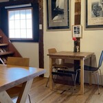 cocolono蔵cafe - 漆喰の壁や木の質感が美しく、照明はやや落とされており、ゆったりとした時間が流れています。