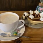 cocolono蔵cafe - ケーキのお供に選んだのはホットカフェ・オレ。
