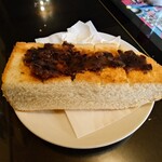 喫茶 軽食 エフ・ビイ・アイ - 小倉餡も少し水分が飛んでいる感はあるけれど
味わいには何ら問題は無い

小倉だけかと思っていたけれど
軽くバター？も塗られている感がある