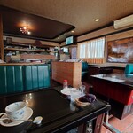 喫茶 軽食 エフ・ビイ・アイ - 店内　奥