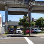 喫茶 軽食 エフ・ビイ・アイ - 駐車場のアップ