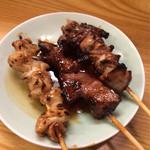 にしきや - もつ焼き（シロ、レバー、ナンコツ、各100円）