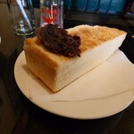 喫茶 軽食 エフ・ビイ・アイ - ◯トースト
厚切りトーストの1/2の品となる

少し水分が飛んでいる感はあるけれど
小麦の甘み感は感じ