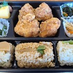 たごさく - 鶏唐揚げ弁当(税込950円)
①鶏肉唐揚げ②椎茸&人参&小松菜の煮物③金平牛蒡④玉子焼き&桜漬大根⑤蒟蒻&若布&柚子皮和え⑥極うま牛おこわ⑦生姜香る浅蜊おこわ⑧味わい鶏おこわ