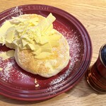 むさしの森珈琲 - 料理写真:背徳の芳醇削りバターふわっとろパンケーキ。メイプルシロップが付いてくるが、かけなくても充分旨い。
