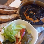 ベーカリー&テーブル 箱根 - 牛スジ肉のブラックビーフカレー/自家製パン&サラダ　セット(税込2420円)