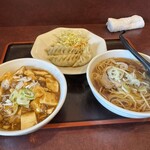三龍亭 - 料理写真:Cセット800円税込。左からミニ麻婆丼、辛味タレの茹で餃子、ミニラーメン。