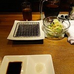 北新地 串柾 - まずサラダです。串用にソースと塩が出ます。