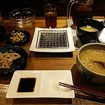 北新地 串柾 - 茶がゆ、小鉢、漬物、味噌汁です。
