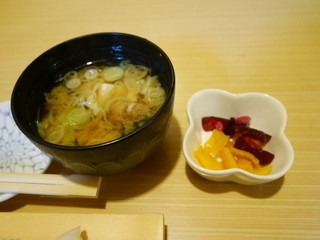 Okame Zushi - 味噌汁・漬物