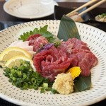 もつ鍋一藤 - 極上霜降り馬刺し盛り合わせ