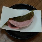 禅寺丸本舗 - 桜餅 こし餡（157円）　**つぶ餡だと白