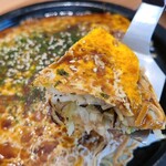 広島お好み焼 ICHIBAN - オタフクソースのフルーティーな甘み、そこにガーリックパウダーが効いており、味わいは濃いめ
麺はバリバリ、玉子は硬めな焼き加減、千切り甘藍は普通にしっとり、豚バラ肉はカリッとして旨みがありました
