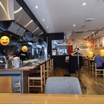 広島お好み焼 ICHIBAN - 店内は白い天井、紅葉の壁画のある壁&写真入りメニューが貼られた木板張り壁、ガラス張り壁、木板張り床、清潔感のある空間、BGMはJ-POP
            お席は鉄板カウンター4席、通常テーブル30席の合計34席