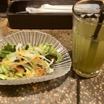 炭焼き大 - まずはサラダと食前の緑茶