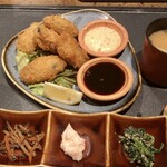 炭焼き大 - カキフライ定食1300円（ドリンクが食前と食後についてきて、またサラダがさらについてきます）