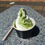 もてなしや 赤部 - 抹茶&バニラソフトクリーム
