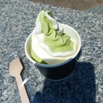 もてなしや 赤部 - ソフトクリームを日当たり良い外のベンチで！