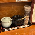 本格さぬきうどん やしま - 卓上　※塩だって、岩塩なんだから〜〜