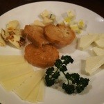 キャラヴァンサライ包 - チーズ盛り合わせ1,260円(税抜)