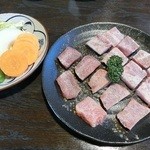 Yakiniku Horumon Kadoya - 上塩タン（1,500円）と塩カルビ（1,200円）焼野菜は1皿サービス