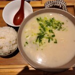 羊貴妃羊湯館 - 相方の羊肉のスープ。選択した白米がこんもりとしています。スープに入れると食べやすかったです