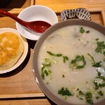 羊貴妃羊湯館 - 私のモツスープ。ナンを選びました。奥の小鉢は細切りザーサイです