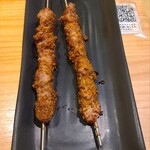 羊貴妃羊湯館 - 表面がカリッと焼きあがったラム肉の串焼き。あっという間に平らげてしまいました