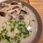 羊貴妃羊湯館 - 底には数種類のモツがゴロゴロ！パクチーがかかっています