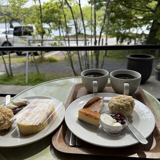 ショウゾウ シラカワ 水辺のコーヒー_1