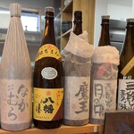 手打ちそば さんぽ - 色んな焼酎が並んでます