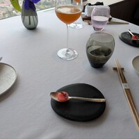 Héritage by Kei Kobayashi - まずは赤しそのシャーベットから。ひと口サイズながら非常にインパクトに残るお味でした。